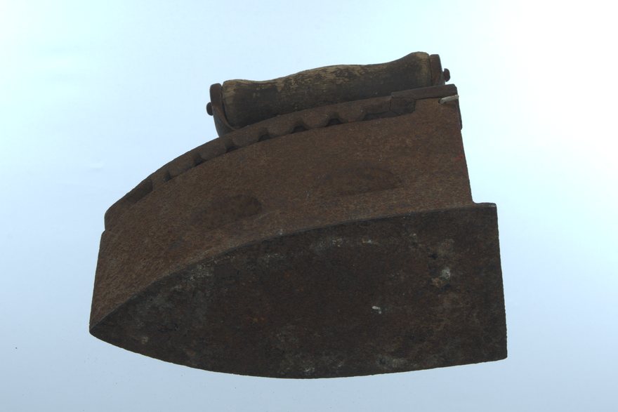 Antique iron, RAW developed with neutral settings: flat contrast and a bluish grey background